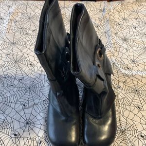 Amazing pair of size 10(true to size) barely worn Fluevogs!